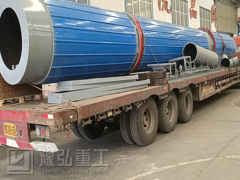 豫弘重工滚筒烘干机设备装车发货现场
